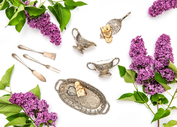 Flores de lila con platos de mesa de pastel de té de café . — Foto de Stock