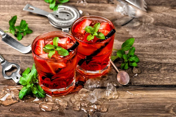 Bebidas alcoólicas e não alcoólicas — Fotografia de Stock