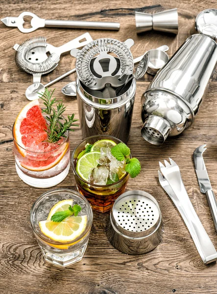 Cocktails fruit en ijs. Koude limonade mojito, caipirinha — Stockfoto