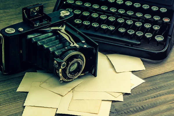 Vintage foto câmera e máquina de escrever . — Fotografia de Stock