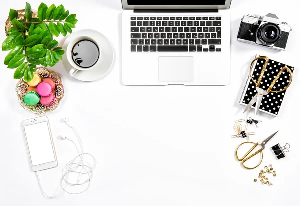 Bürobedarf und Laptop. b — Stockfoto