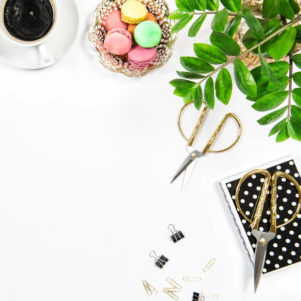 Café, biscoitos macaron, material de escritório — Fotografia de Stock