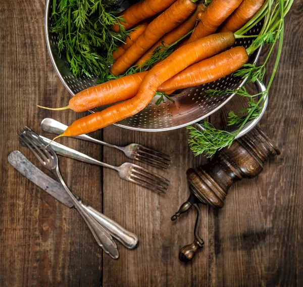 Carote fresche con foglie verdi — Foto Stock