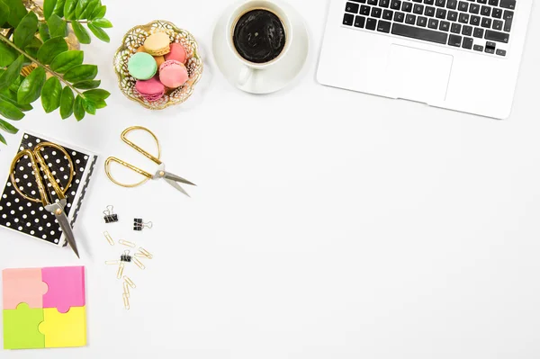 Vrouwelijke kantoor bureau werkplek. — Stockfoto