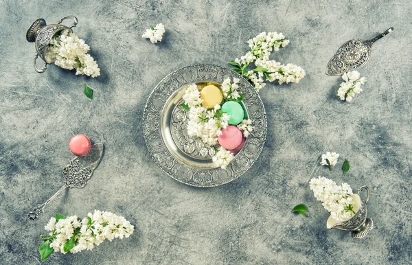 Fleurs lilas blanches et biscuits au macaron — Photo