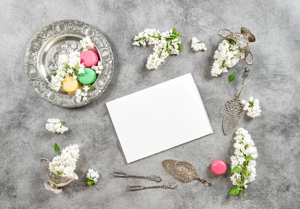 Macarons med vit lila blommor och vitt papper. — Stockfoto