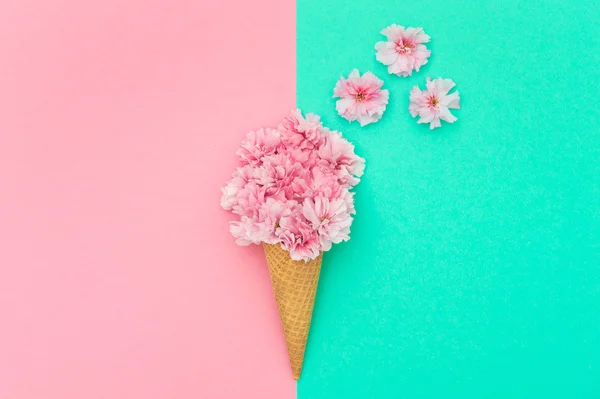 Fleur de cerisier en cône de gaufre de crème glacée — Photo