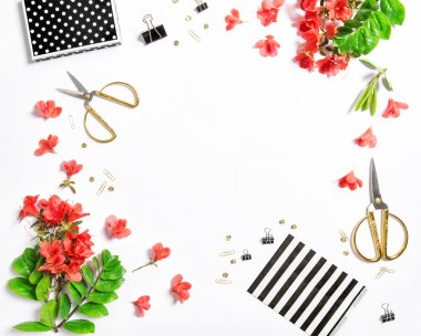 Sanatsal düz sketchbook, çiçekler, ofis malzemeleri yatıyordu