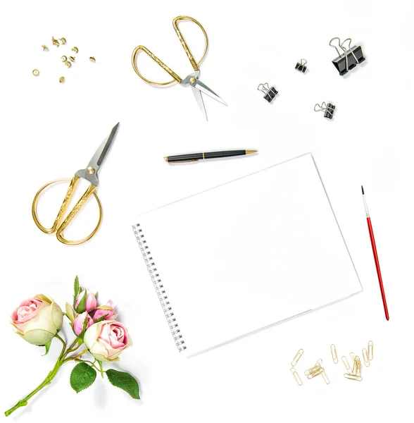 Carnet de croquis, outils de bureau, fleurs roses — Photo