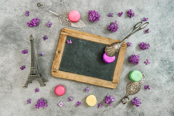 Chalkboard, biscoitos macaron, lembrança Torre Eiffel . — Fotografia de Stock