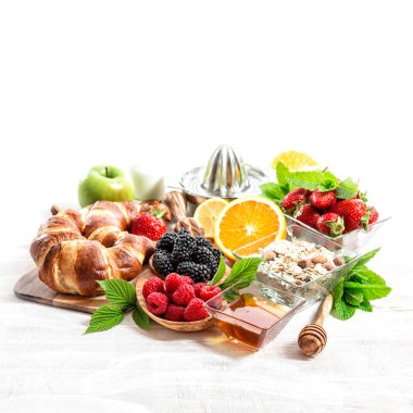 Kahvaltı croissants, müsli, taze çilek. Sağlıklı organik foo