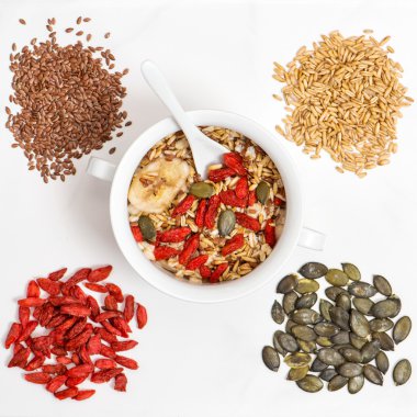 Yulaf ezmesi goji meyveleri, keten tohumu, müsli sağlıklı superfoods
