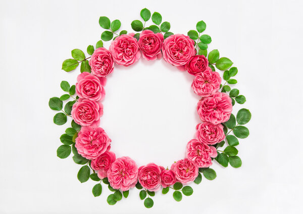 Розы с зелеными листьями изолированный розовый цветок голову венок
