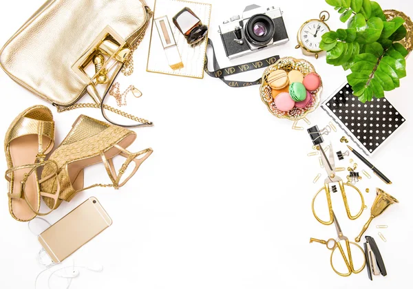 Mode plat leggen. Vrouwelijke gouden accessoires tas schoenen kantoor s — Stockfoto