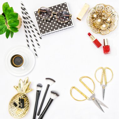 Moda aksesuarlar kozmetik kahve. Düz yatıyordu sosyal medya