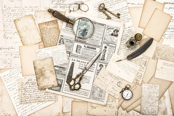 Antiquariato accessori per ufficio, vecchie lettere e cartoline vintage st — Foto Stock