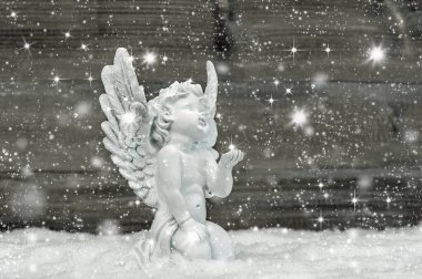 Kar taneleri ve yıldızlarla kaplı bir melek. Noel süslemesi