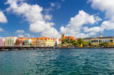 Curacao, Hollanda Antilleri - 29 Aralık 2016: Willemstad limanında renkli binalar ve mavi gökyüzü
