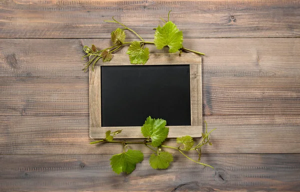Доска Зелеными Листьями Винограда — стоковое фото