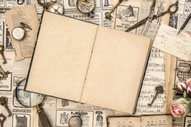 Açık kitap ve klasik eşyalar. Kağıt modelleme arkaplanı