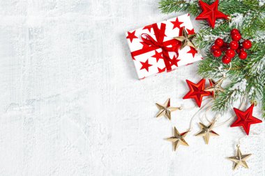 Noel süslemeleri kırmızı altın yıldızlarla süslenmişti.