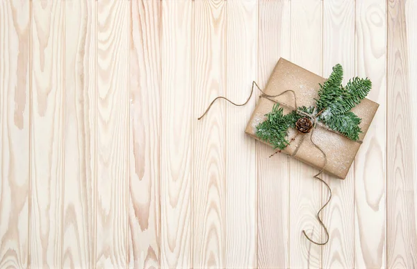 圣诞装饰用包裹的礼物和松树树枝 — 图库照片