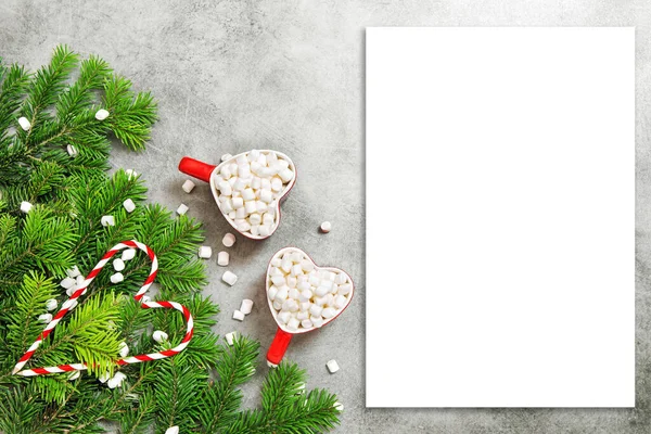 圣诞装饰纸被模仿了 加棉花糖的热饮料 — 图库照片