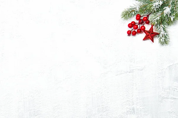 Rode Kerst Decoratie Witte Beton Achtergrond — Stockfoto