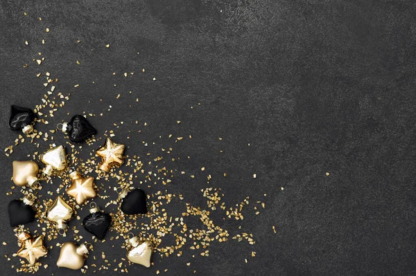 Kerst Decoratie Gouden Zwarte Ornamenten Donkere Achtergrond — Stockfoto