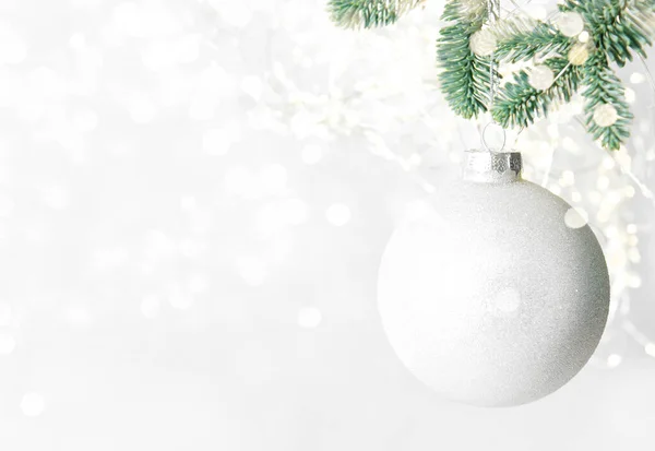 Bauble Kerst Ornament Met Dennenbomen Takken Verlichting Decoratie — Stockfoto