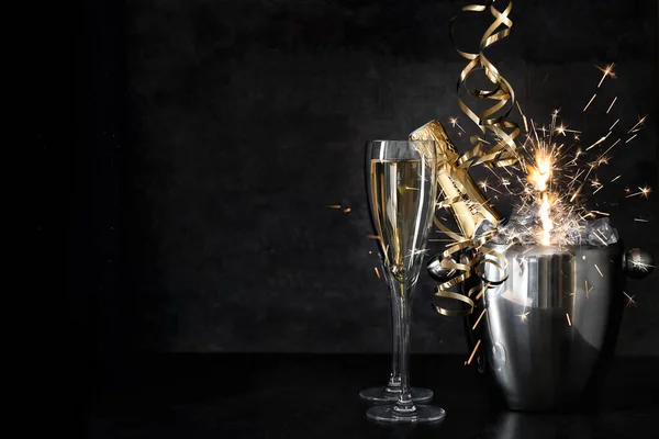 Champagne Med Två Glas Tomtebloss Och Gyllene Ormdekoration — Stockfoto