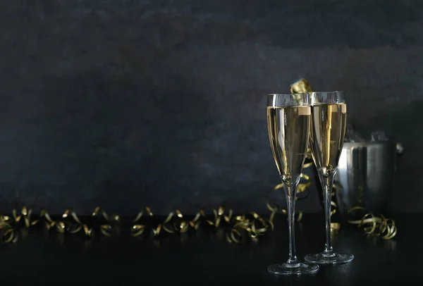 Zwei Gläser Champagner Mit Goldener Feiertagsdekoration Auf Dunklem Hintergrund — Stockfoto
