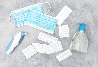 El dezenfektanı, koruyucu maske, haplar ve termometre. Virüs enfeksiyonu önleme kavramı