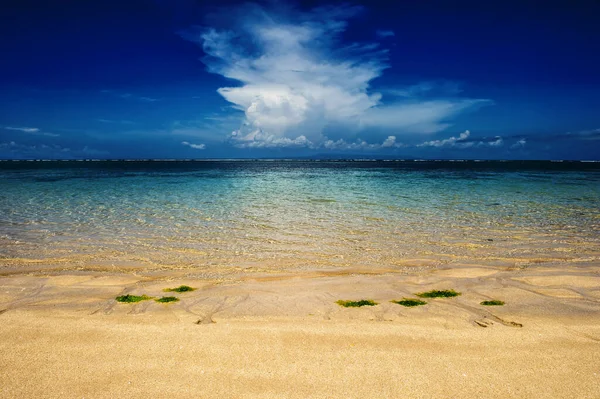 Blauw Zeewater Bewolkte Dramatische Lucht Zandstrand Reislandschap — Stockfoto