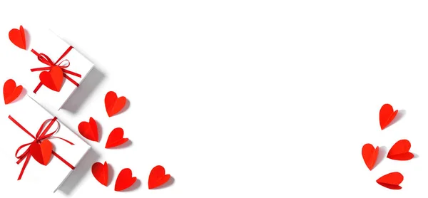Valentijnsdag Spandoek Rode Papieren Hartjes Geschenkdoosje Witte Achtergrond — Stockfoto
