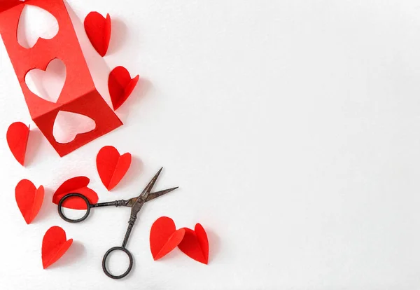 クラフト紙の背景に赤いハートとはさみ バレンタインデーの愛の概念 — ストック写真
