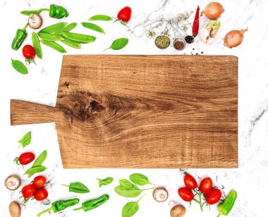 Kesme tahtası ve taze sebzeler. Sağlıklı yemek, detoks, diyet, temiz yeme konsepti