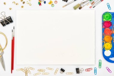 Çizim kitabı resim, yazı, yazı ve eskiz için hazırlanır. Suluboya düz şablon