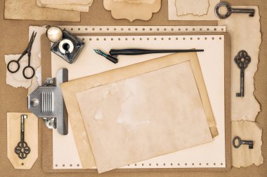 Kağıt, pano ve kağıt yazma araçları. Düz şablon