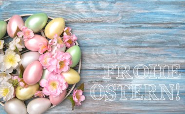 Paskalya yumurtaları bahar çiçekleriyle süslenmiş. Almanca Paskalyan kutlu olsun.