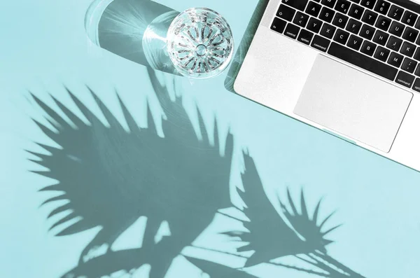 Laptop Glas Water Sun Shadow Home Office Workplace Flat Lay — Stock Photo, Image