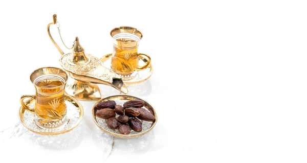 Oosterse Gastvrijheid Ramadan Kareem Theetafel Gouden Lantaarn Decoratie — Stockfoto