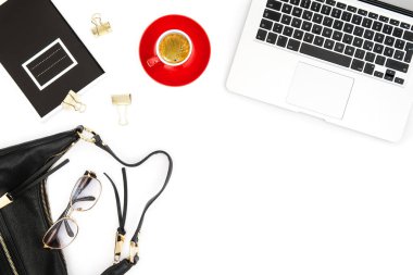 Sosyal medya blogcusu için moda yatağı. Ofis masası Defter, kahve ve kadın aksesuarları.