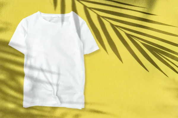 Shirt Mockup Modelo Verão Floral Palma Deixa Sombra Fundo Amarelo — Fotografia de Stock