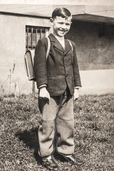 Foto Vintage Del Ragazzo Della Scuola Vecchia Immagine Con Grana — Foto Stock