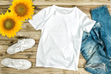Tişört ayçiçekleriyle süslenir. Moda düz şablonu