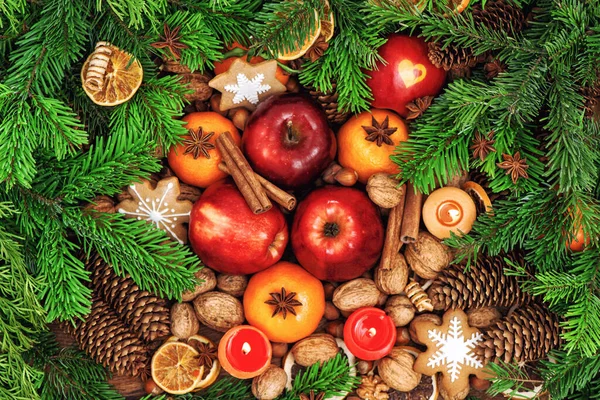 有水果 坚果和调味品的圣诞食品背景 — 图库照片
