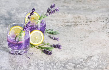 Soğuk yaz limonatası. Limonlu lavanta çiçeğiyle iç.