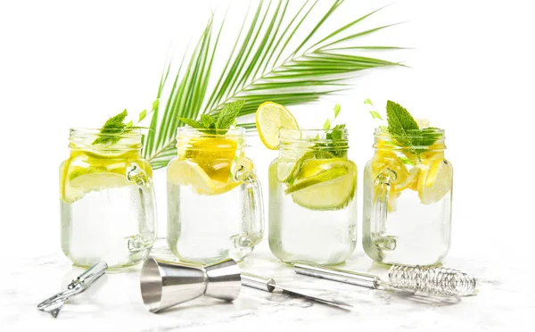 Kaltgetränk Mit Limette Zitrone Minze Und Eis Cocktail Barwerkzeuge Und — Stockfoto