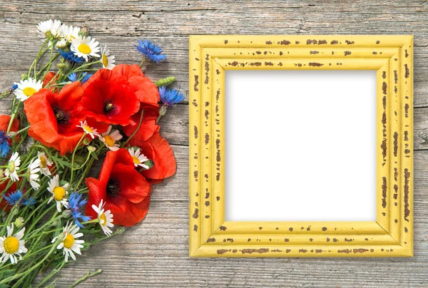 Mohnblumen Strauß Und Bilderrahmen Auf Rustikalem Holzhintergrund — Stockfoto